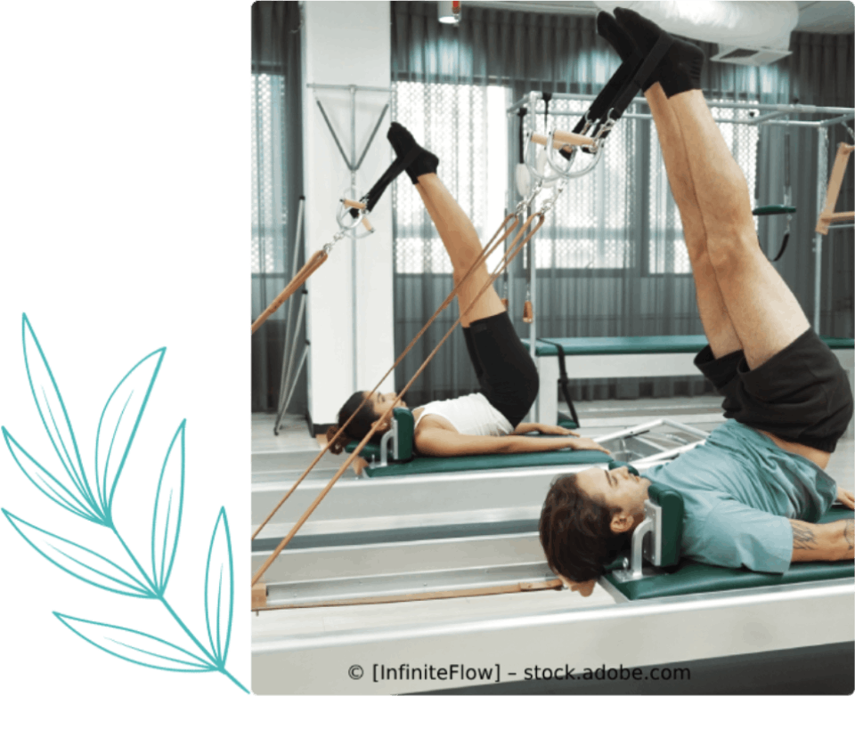 Eine Frau macht Übungen auf einem Pilates-Gerät, Ergotherapie Praxis Anita Goetjes