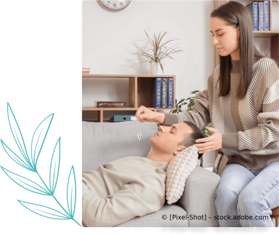 Eine Frau sitzt neben einem Mann, der auf einer Couch liegt, Ergotherapie Praxis Anita Goetjes