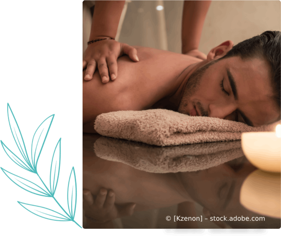 Ein Mann bekommt eine Massage mit einer Kerze im Hintergrund, Ergotherapie Praxis Anita Goetjes