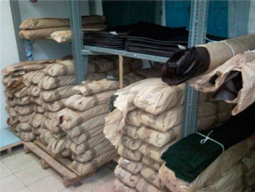 Un montón de bolsas están apiladas una encima de otra