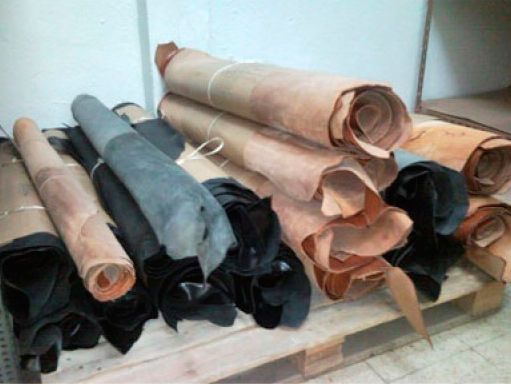 Los rollos de cuero se apilan uno encima del otro en un palé de madera.