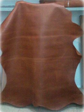 Un trozo de cuero marrón está sobre una mesa.