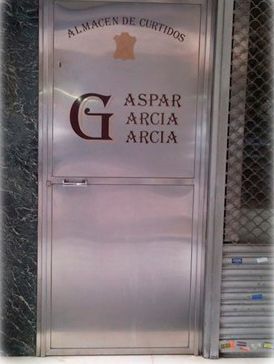Una puerta de acero inoxidable que dice aspar arcia arcia