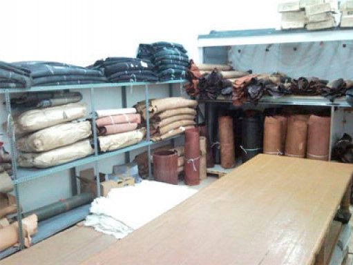 Una habitación llena de muchas bolsas y una mesa.