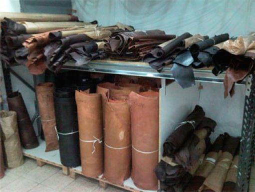 Un montón de rollos de cuero están apilados uno encima del otro