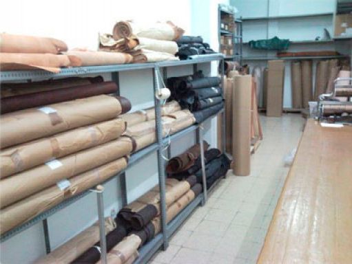 Un almacén lleno de muchos rollos de papel