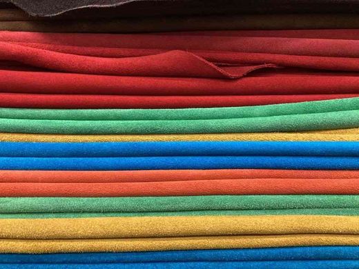 Un primer plano de una pila de telas coloridas.