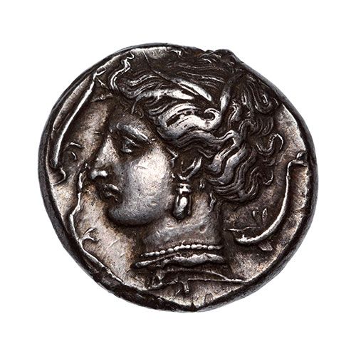 Pièce en argent avec le profil d'une tête de femme portant une couronne et des boucles d'oreilles.
