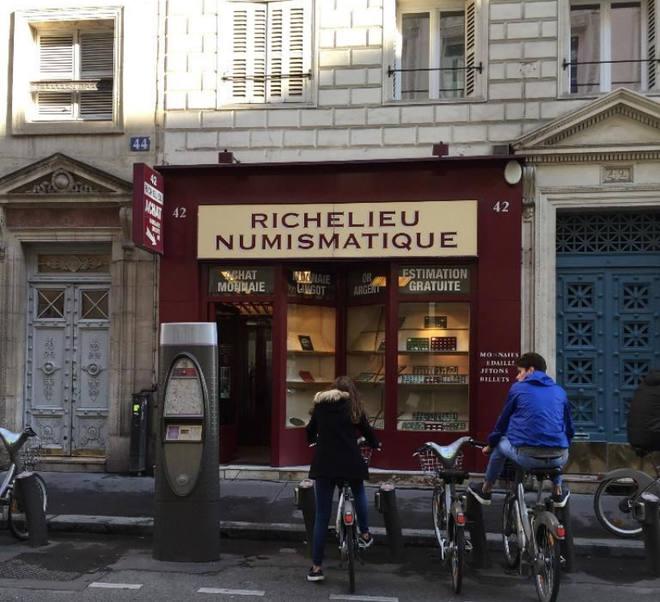 Extérieur d'un magasin de pièces de monnaie Richelieu Numismatique.