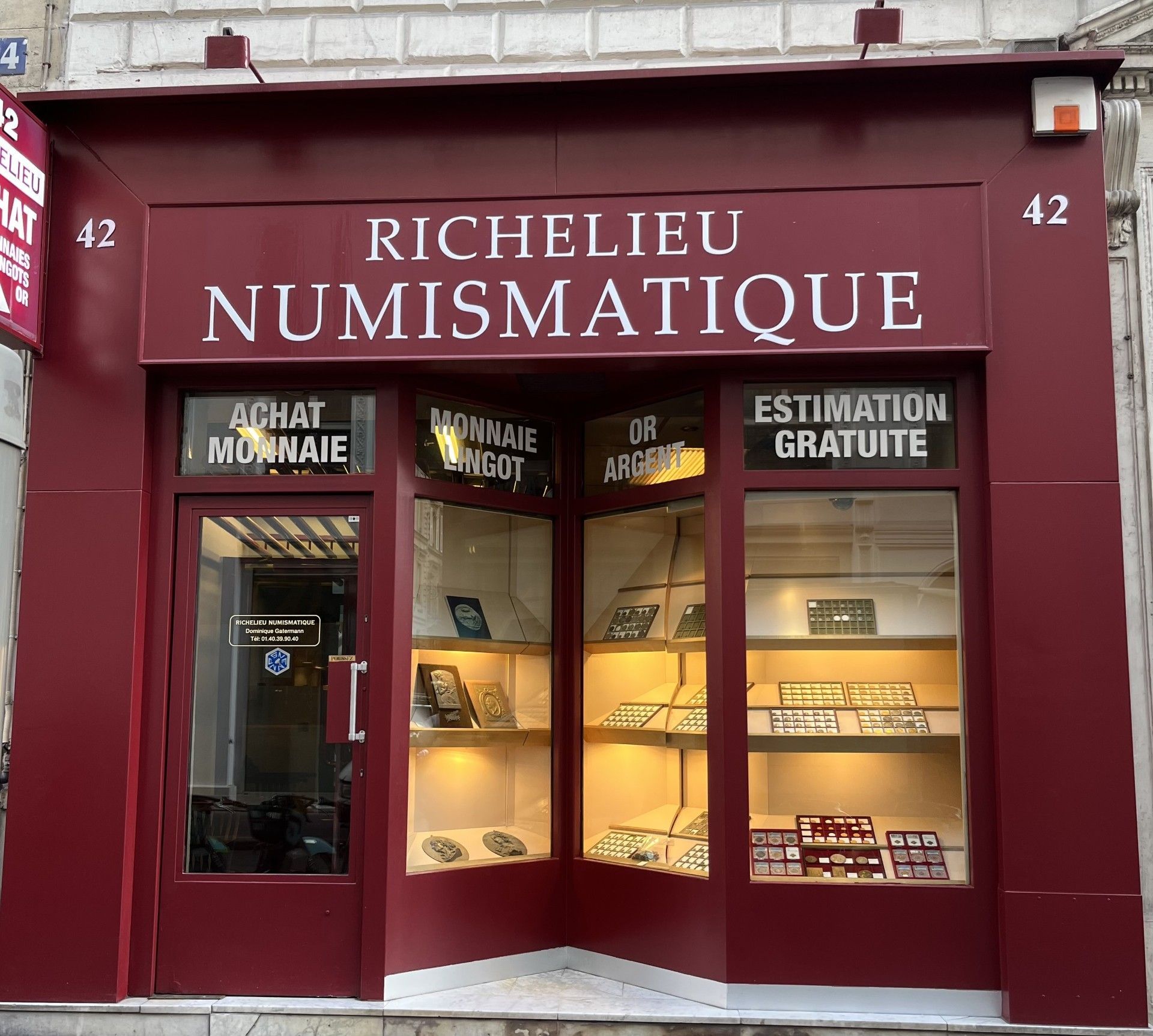 Extérieur d'un magasin de pièces de monnaie Richelieu Numismatique.