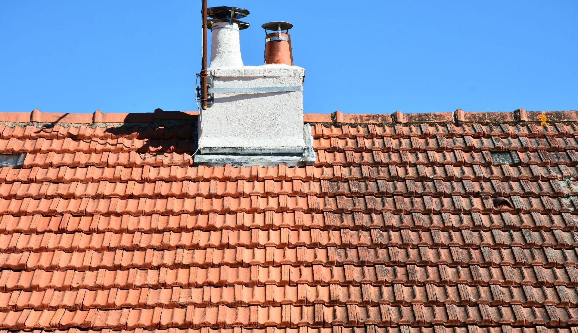 Une toiture en cours de nettoyage