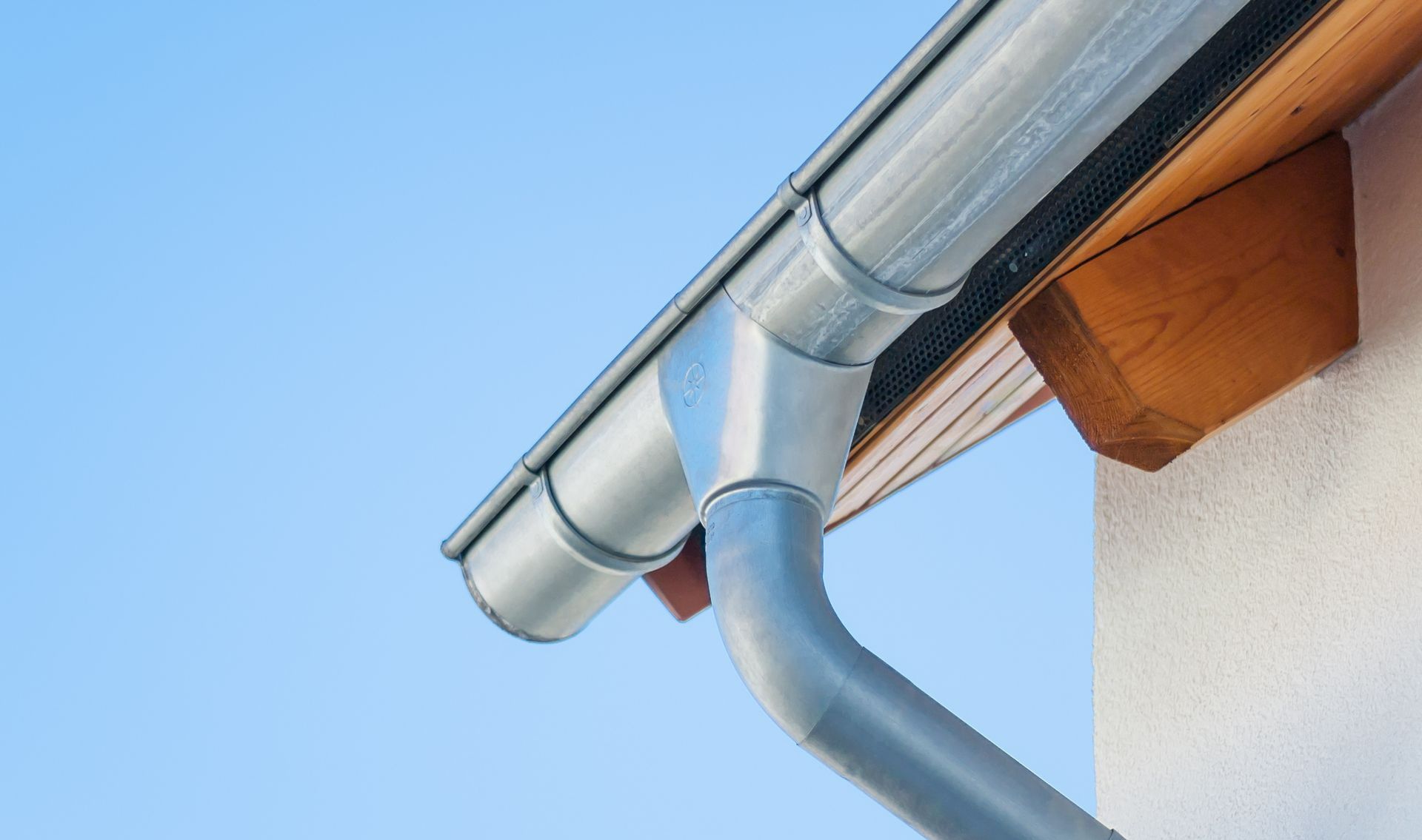 Une gouttière sur un mur