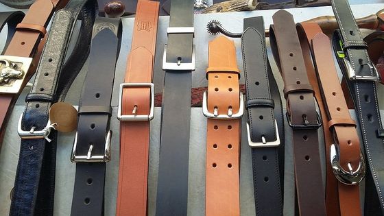 Réalisation de ceintures en cuir à Riom-ès-Montagnes dans le Cantal