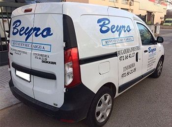 Una camioneta blanca con la palabra beyro en el costado está estacionada al costado de la carretera.