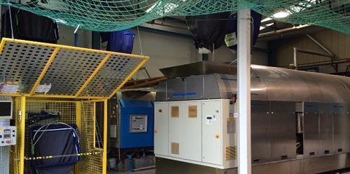 Una máquina grande está en una habitación con una red verde sobre ella.