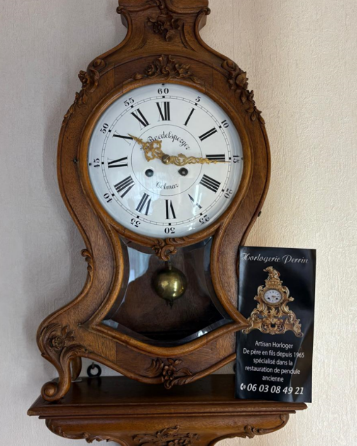 Une pendule murale.