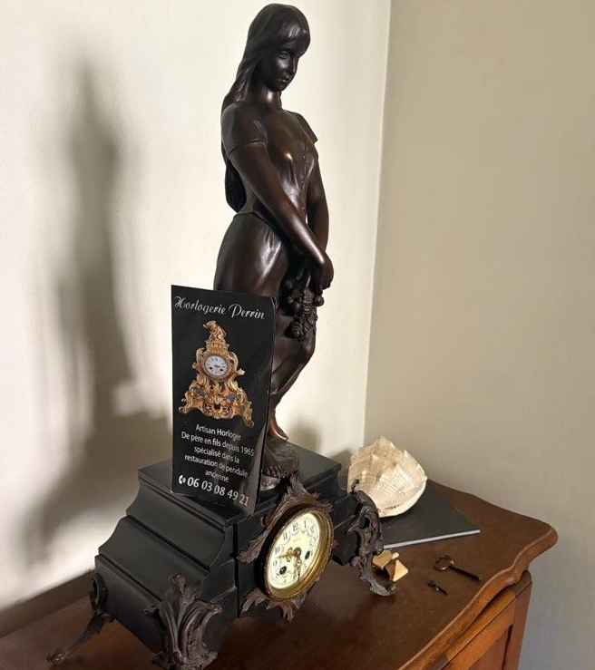 Statue en bronze sur une horloge ancienne.