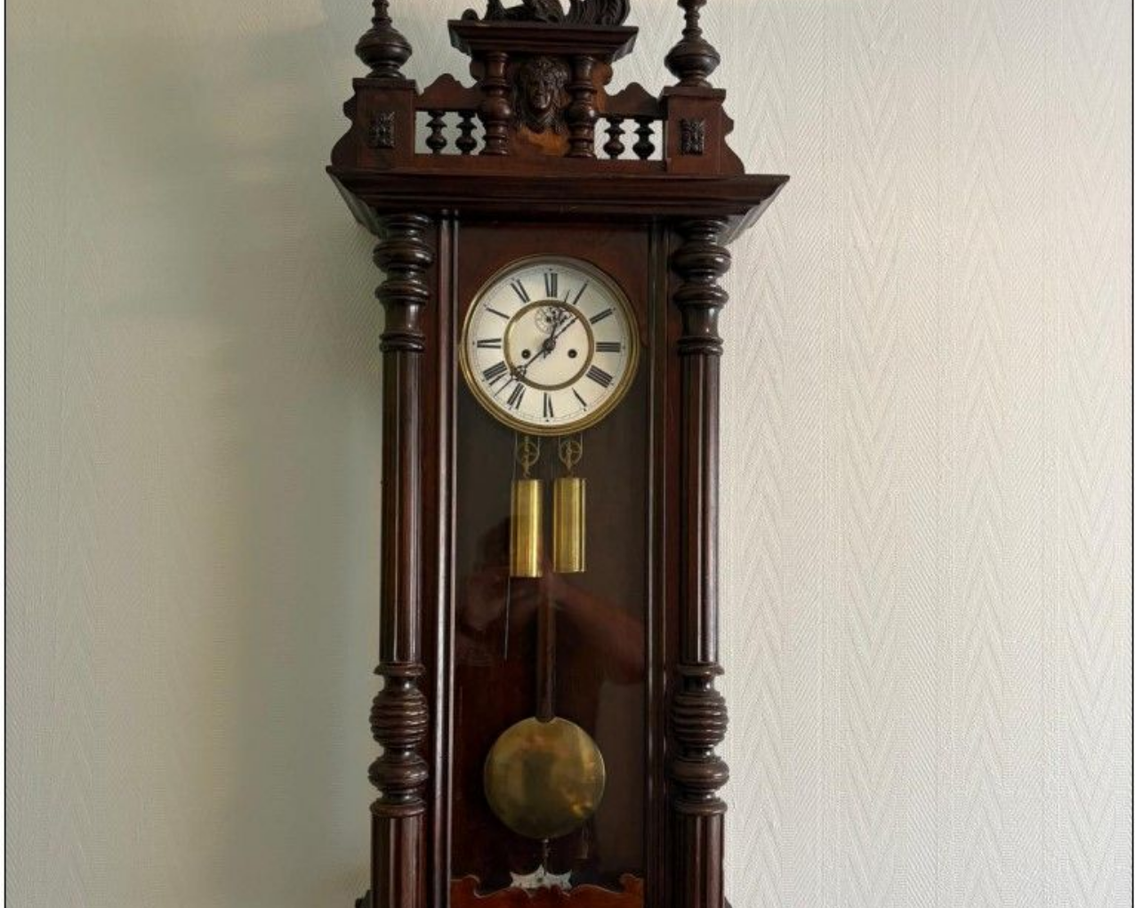 Horloge murale ancienne en bois, à cadran rond, deux poids en laiton et pendule.