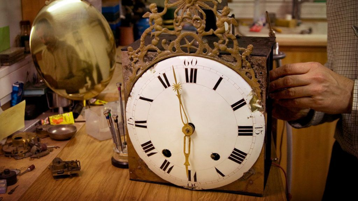 Une horloge ancienne en cours de restauration délicate.