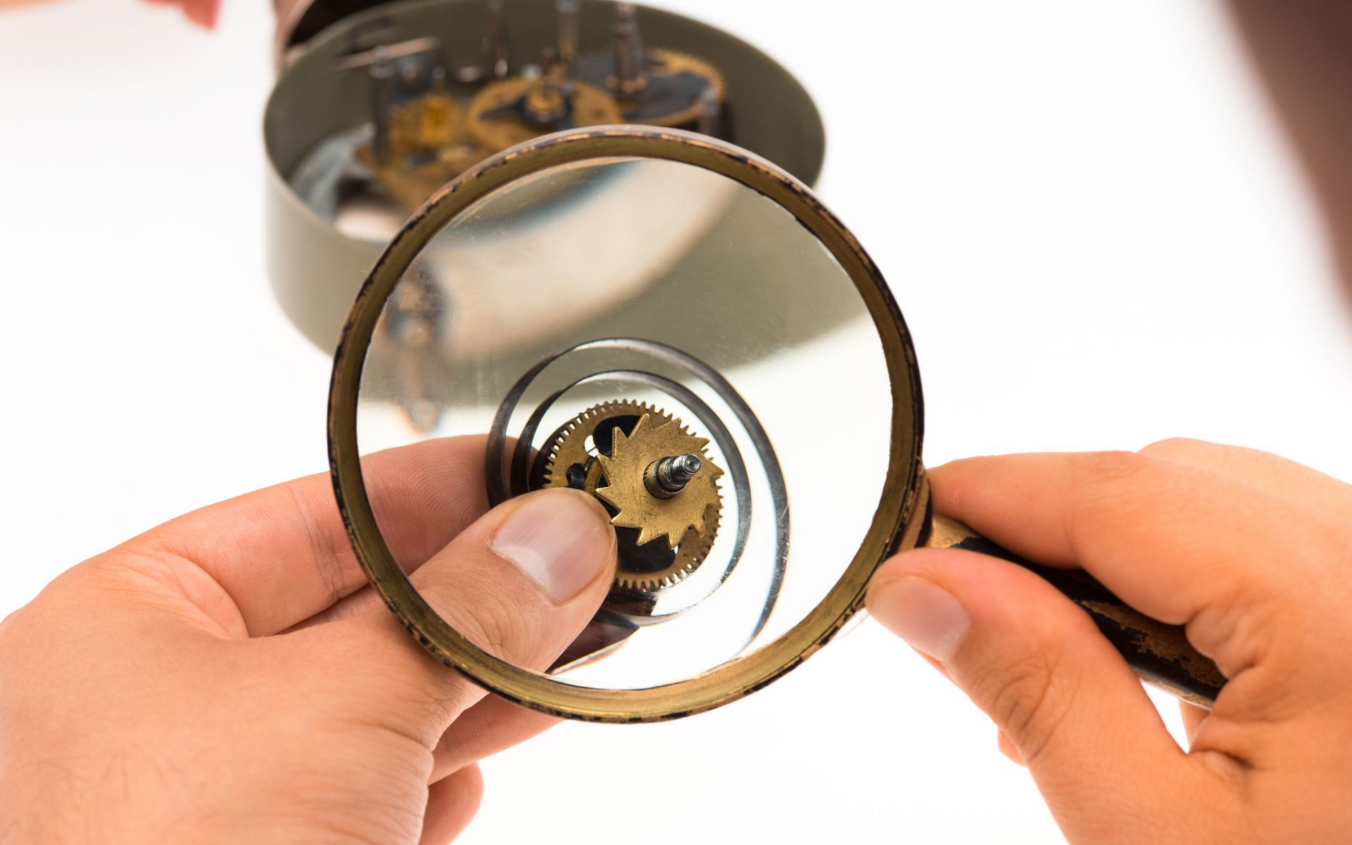 Inspection d'un composant d'horloge.