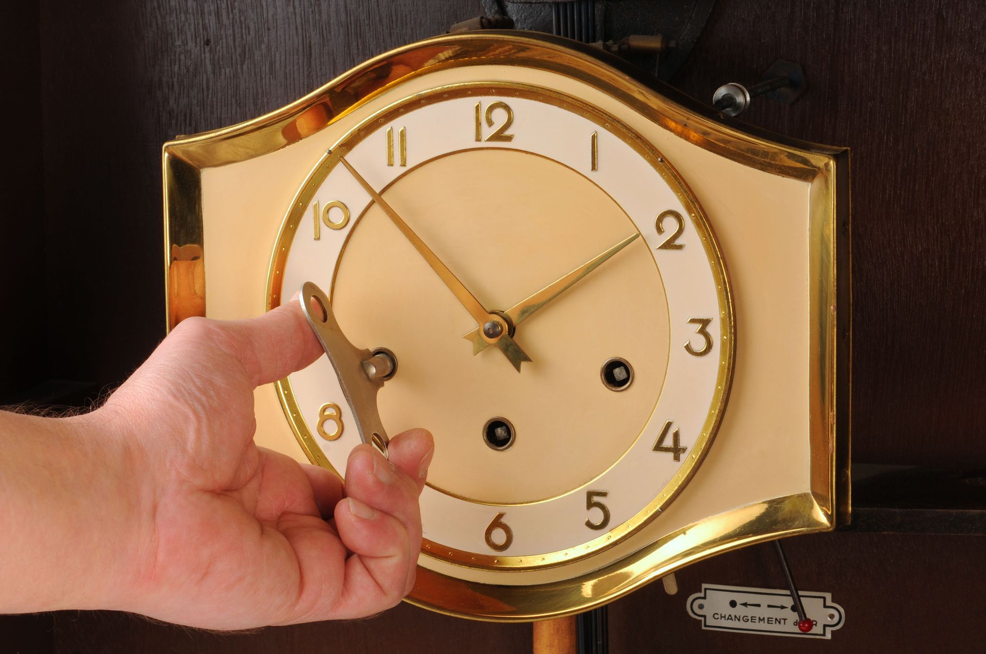 Réglage manuel d'un carillon.