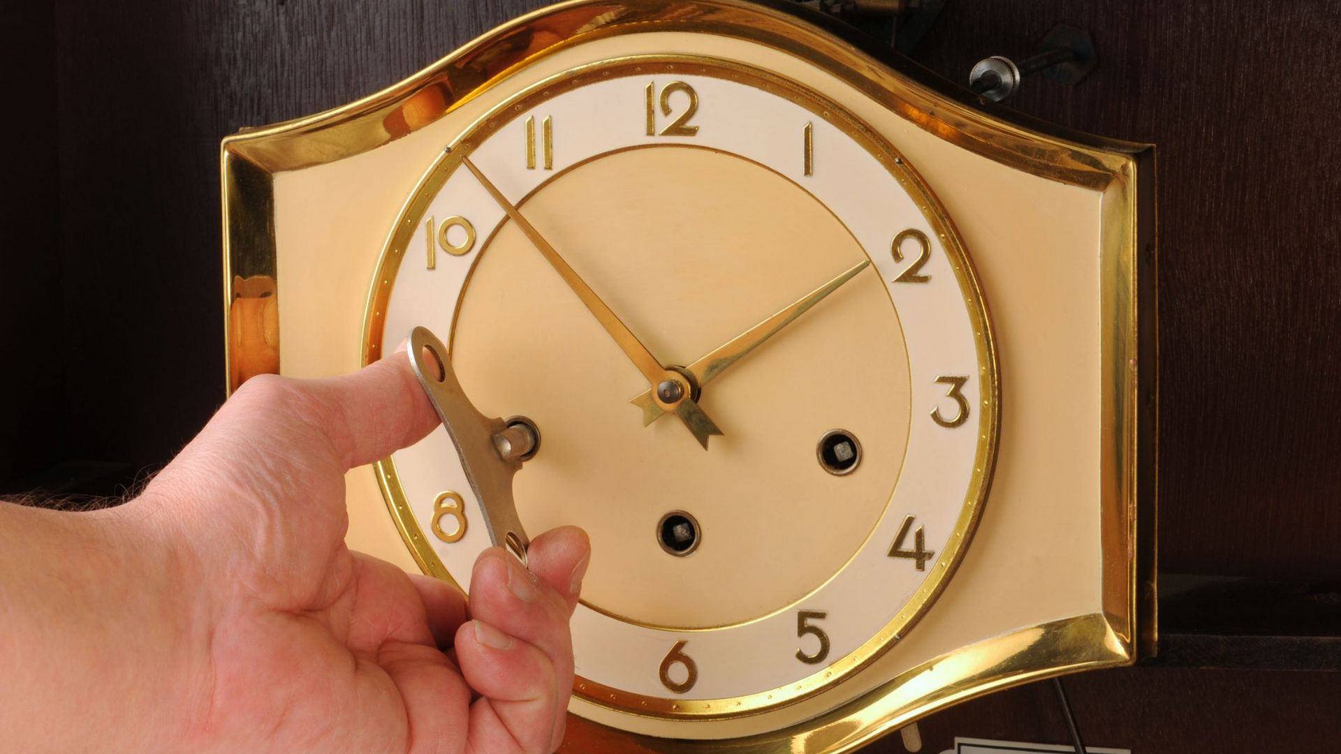 Réglage d'un carillon doré.