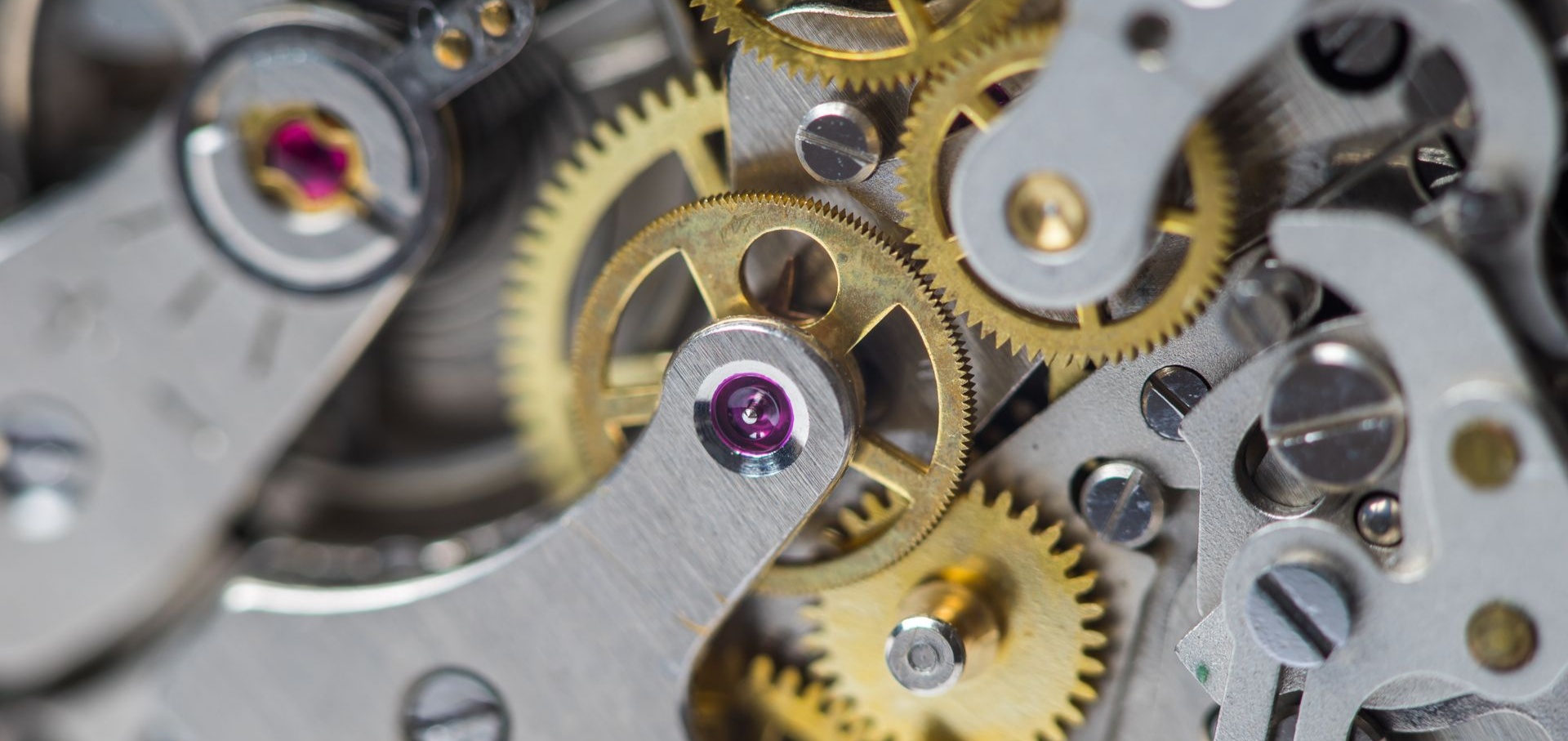 Un mécanisme d'horloge bien lubrifié.