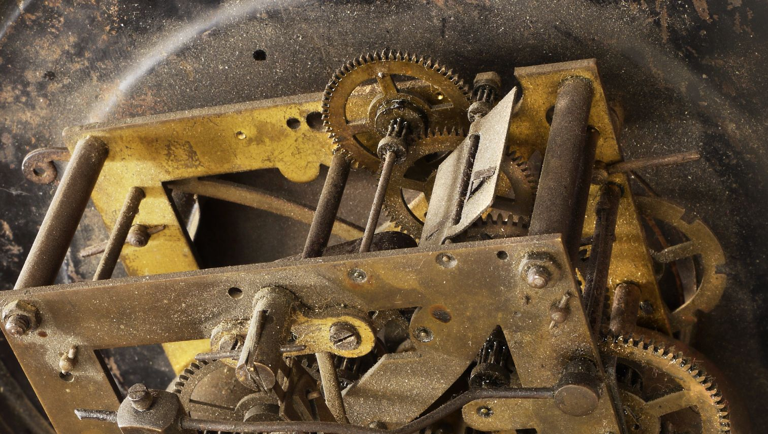 Une horloge contient un système complexe de roues dentées.