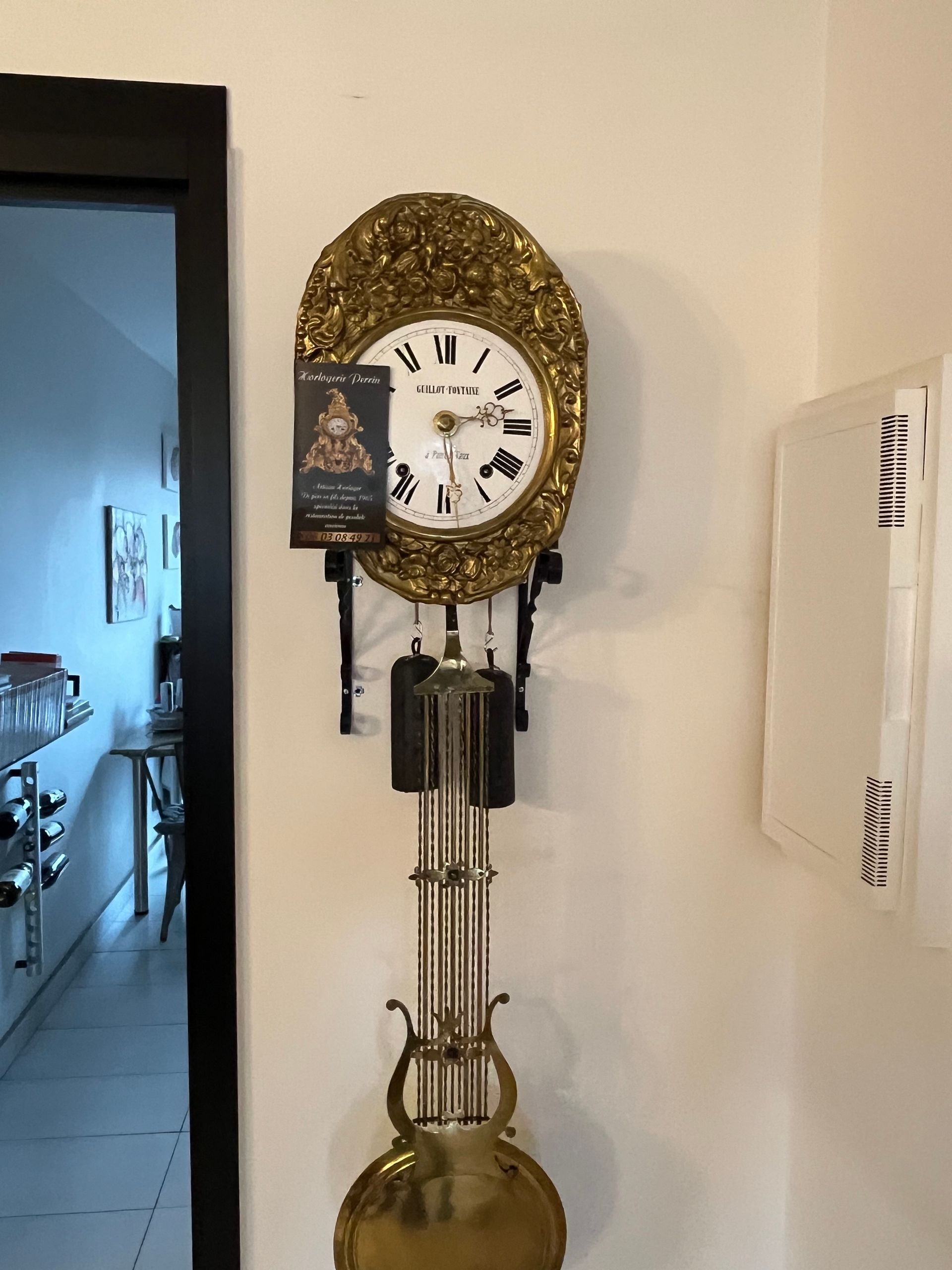 Une pendule murale métallique.