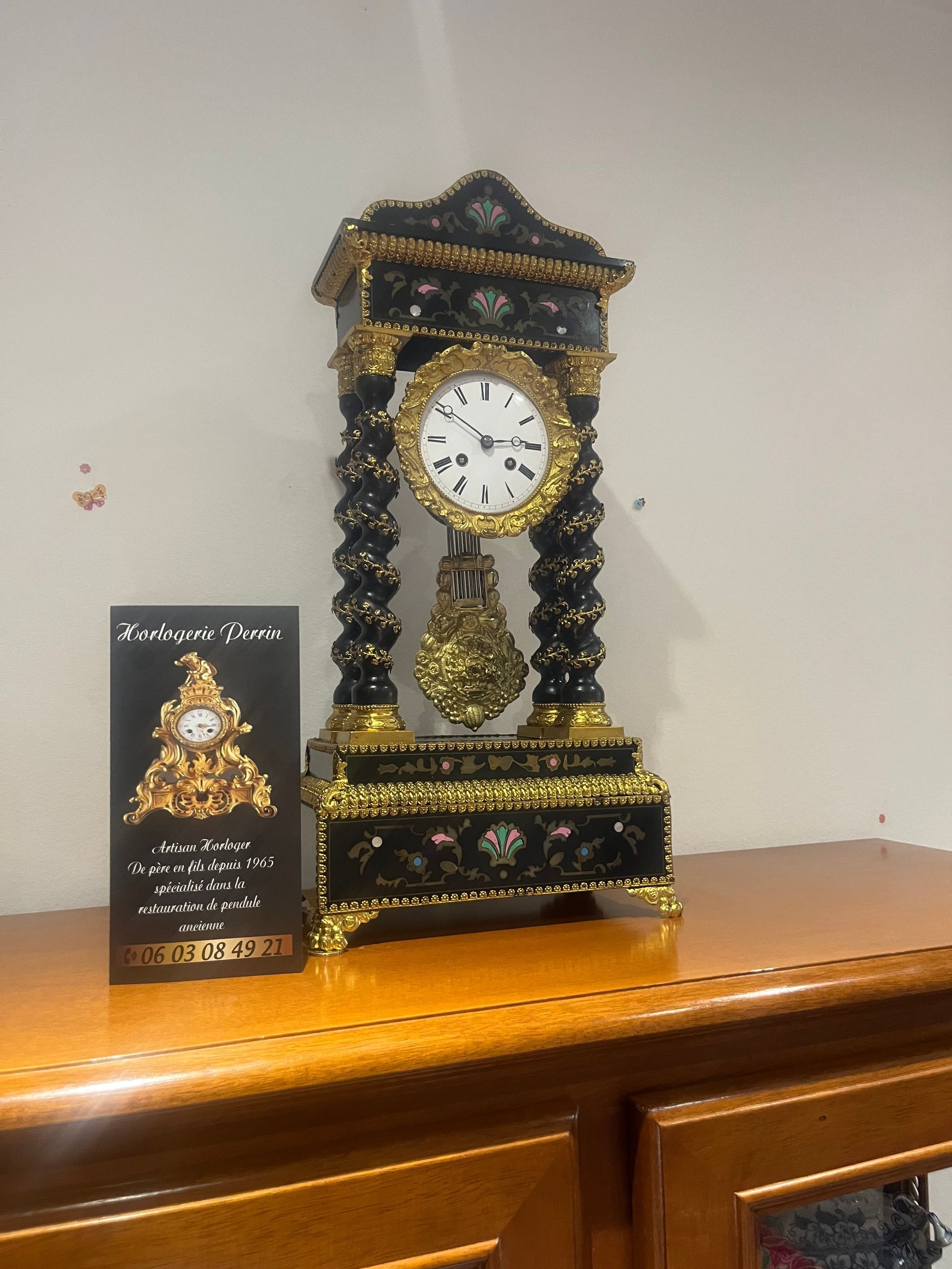 Pendule noire et dorée.