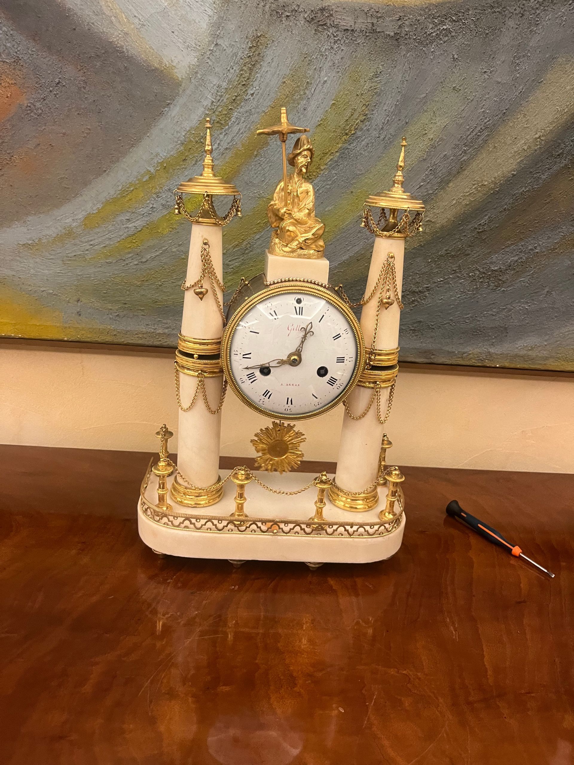 Horloge blanche et dorée.