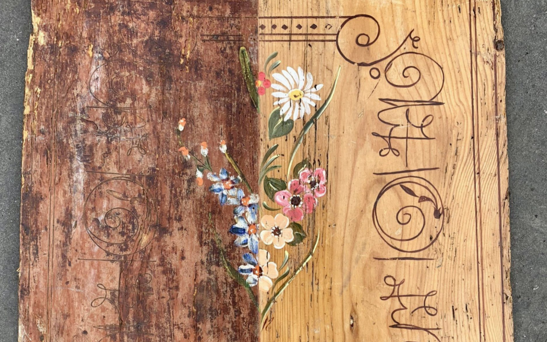 Un boîtier d’horloge révèle un contraste entre usure et éclat.