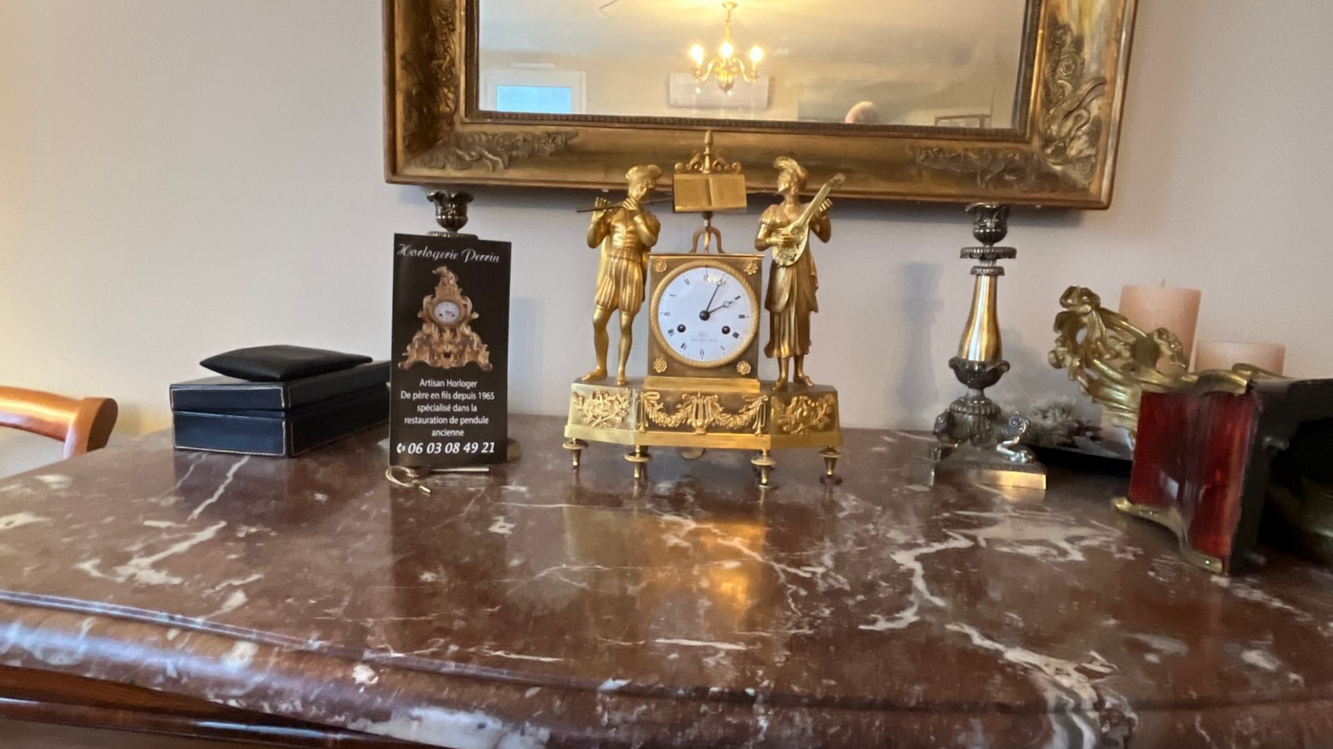 Horloge dorée  sur une surface en marbre.