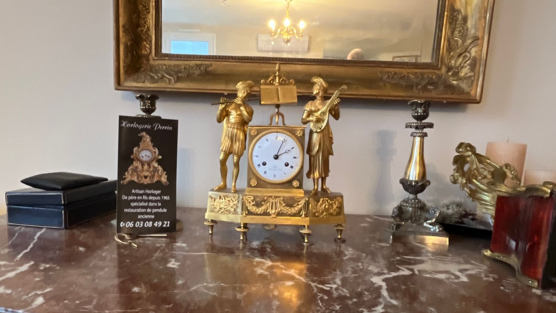Petite horloge élégante avec sculptures dorées.
