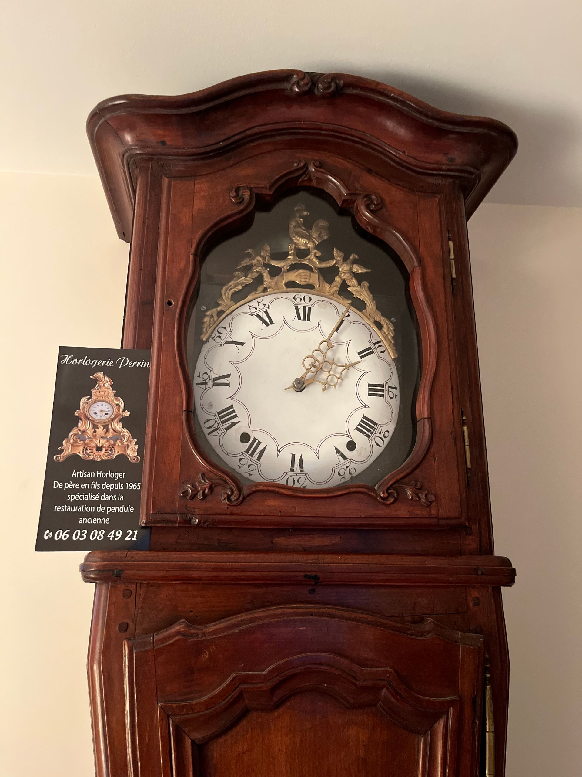 Une grande pendule en bois.