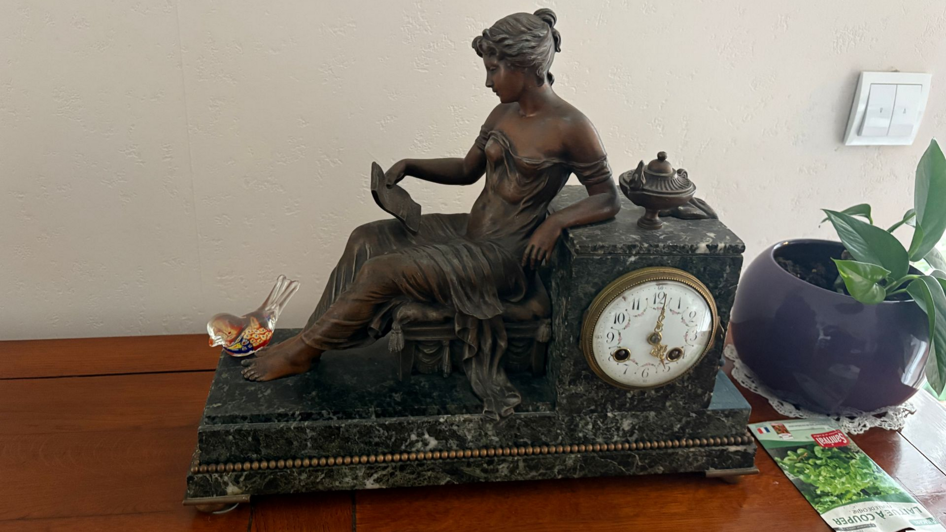 Une horloge avec éléments narratifs.