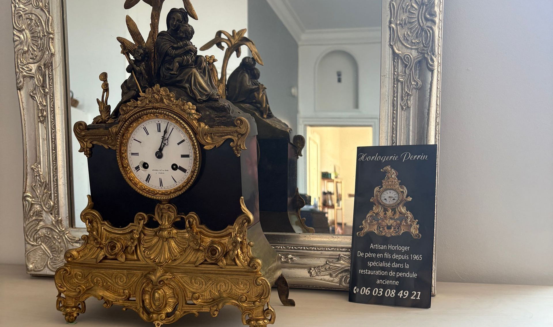 Une petite horloge dorée.