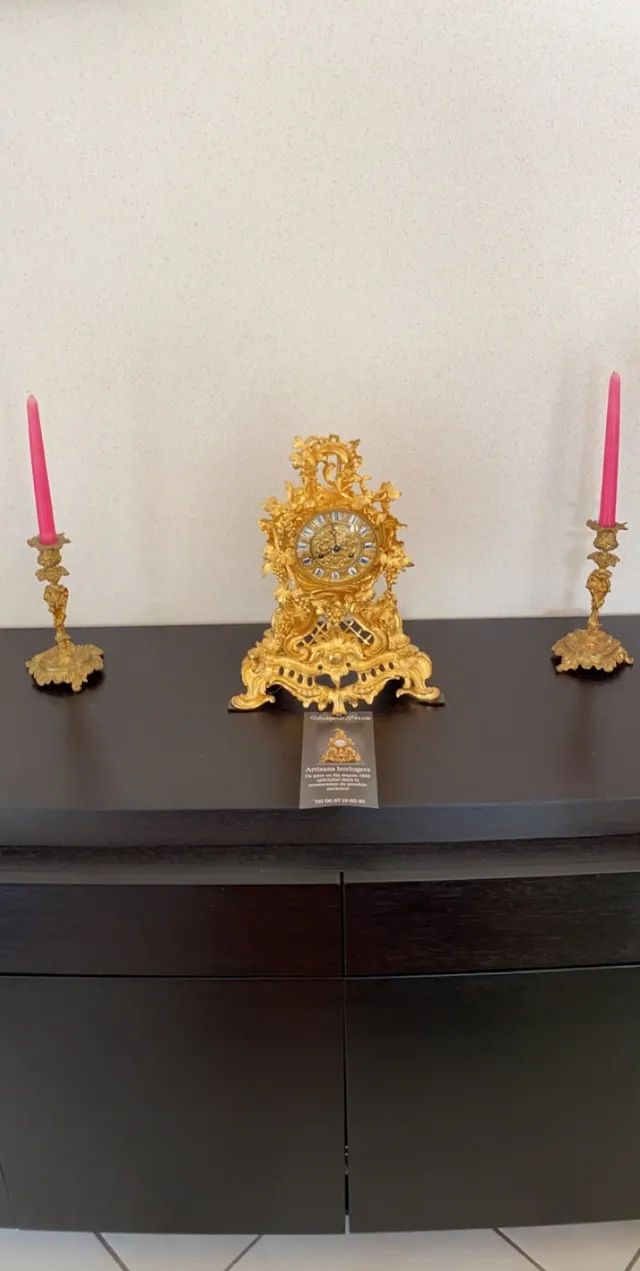 Une horloge dorée avec beaucoup de détails.