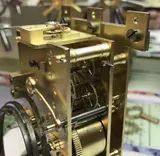 Un mécanisme d'horlogerie propre après un nettoyage en profondeur.