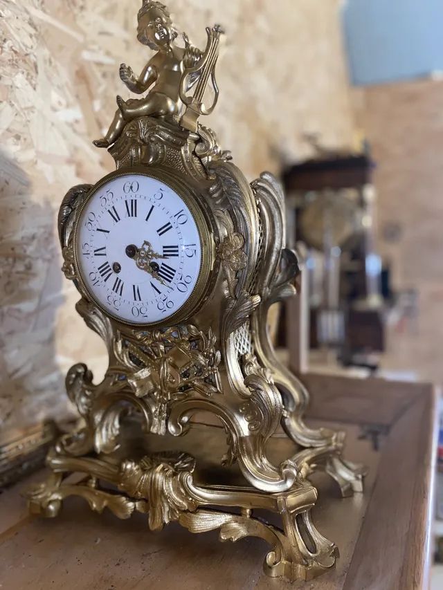 Une horloge en métal restaurée.