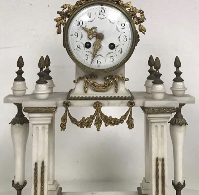 Horloge élégante en marbre.