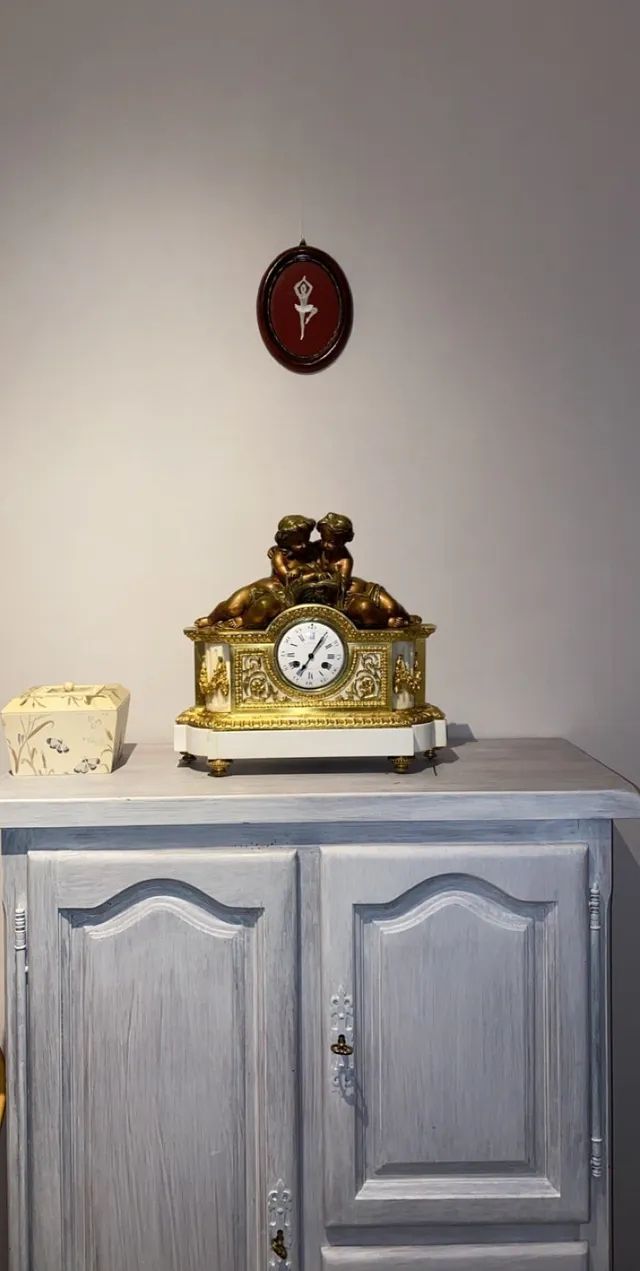 Ancienne horloge aux motifs élégants.