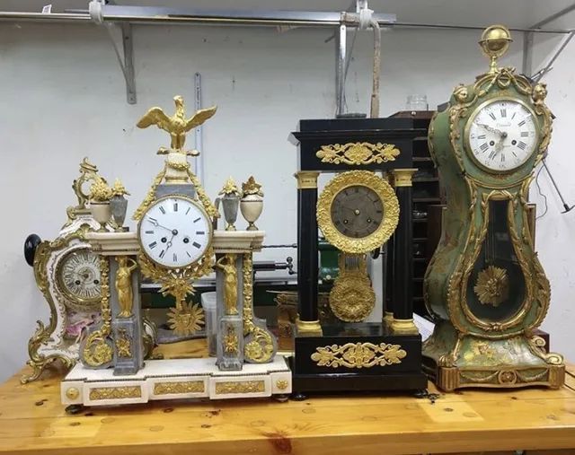 Une petite collection de pendules et d'horloges.
