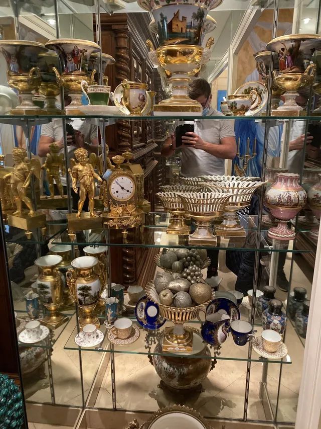 Une collection de vases, coupes et horloges.