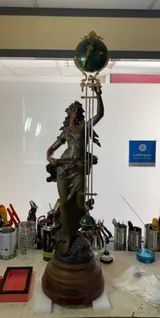 Sculpture d'une femme en bronze.