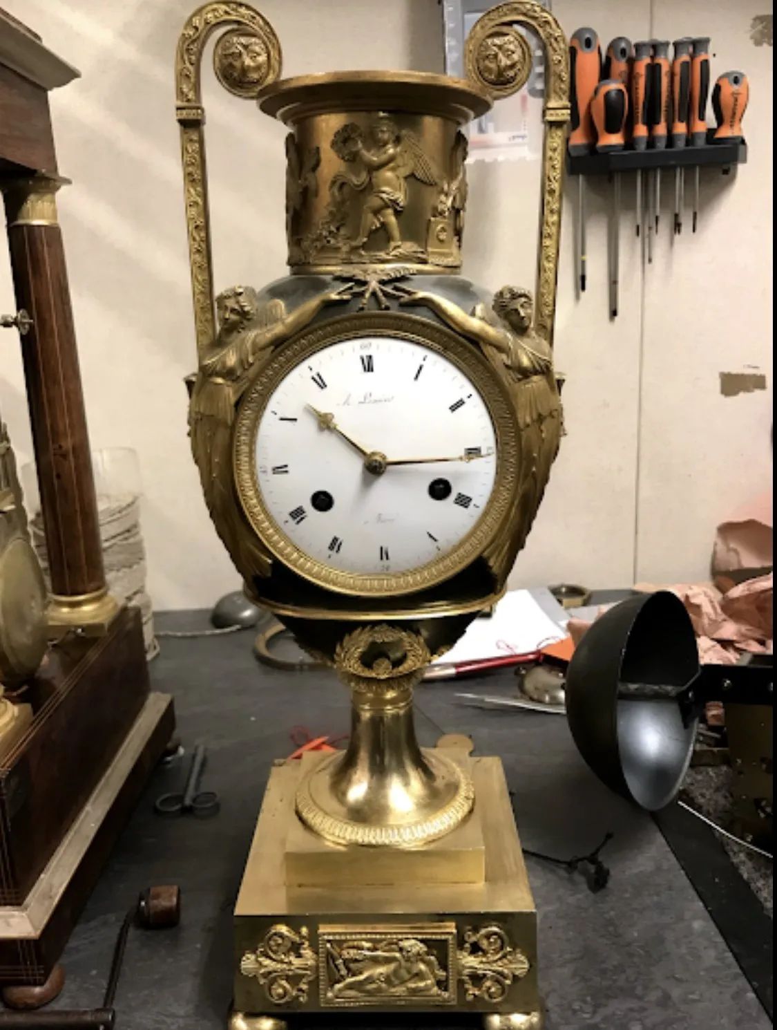 Horloge dorée en forme de trophée.
