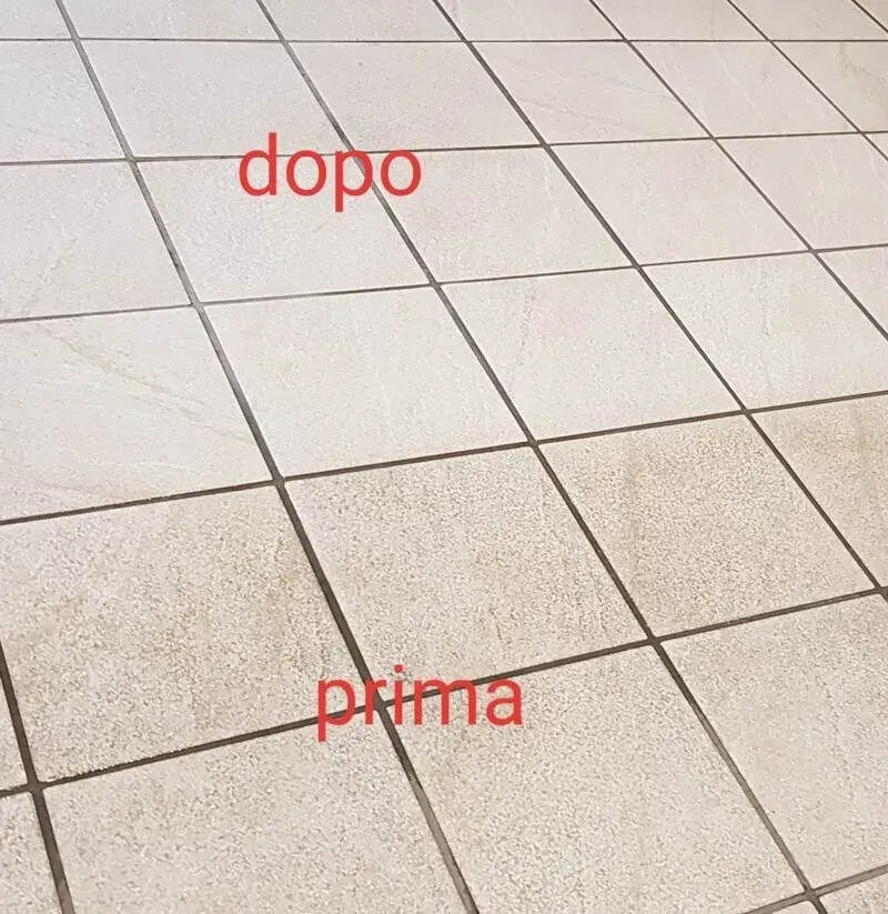 Pavimento piastrellato prima e dopo la pulizia, che mostra una notevole differenza di pulizia.