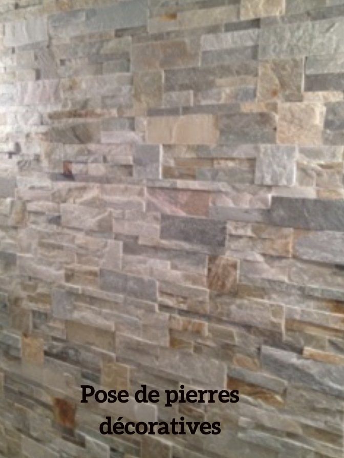 Pierres décoratives sur mur