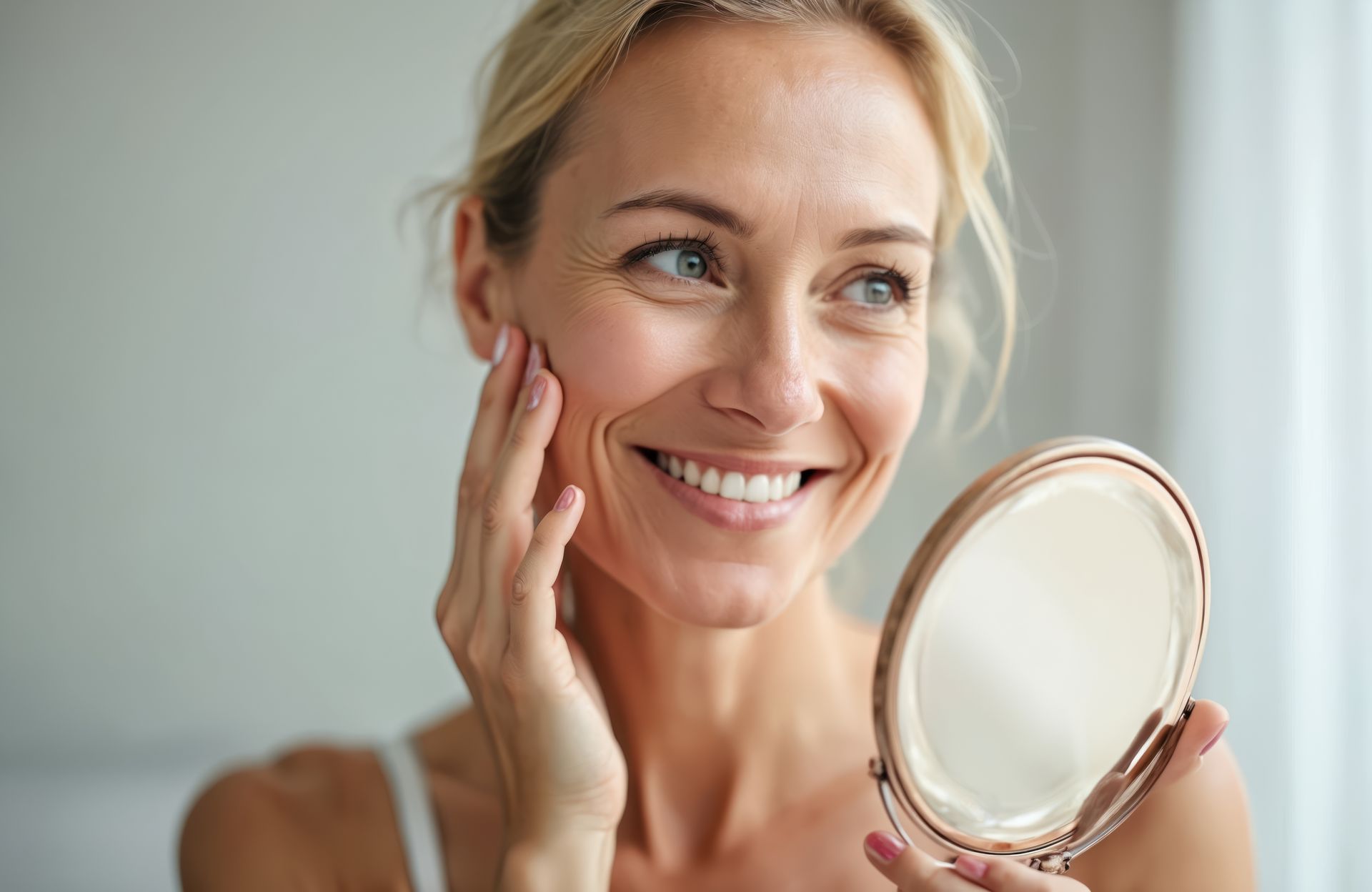 Femme souriante devant un miroir