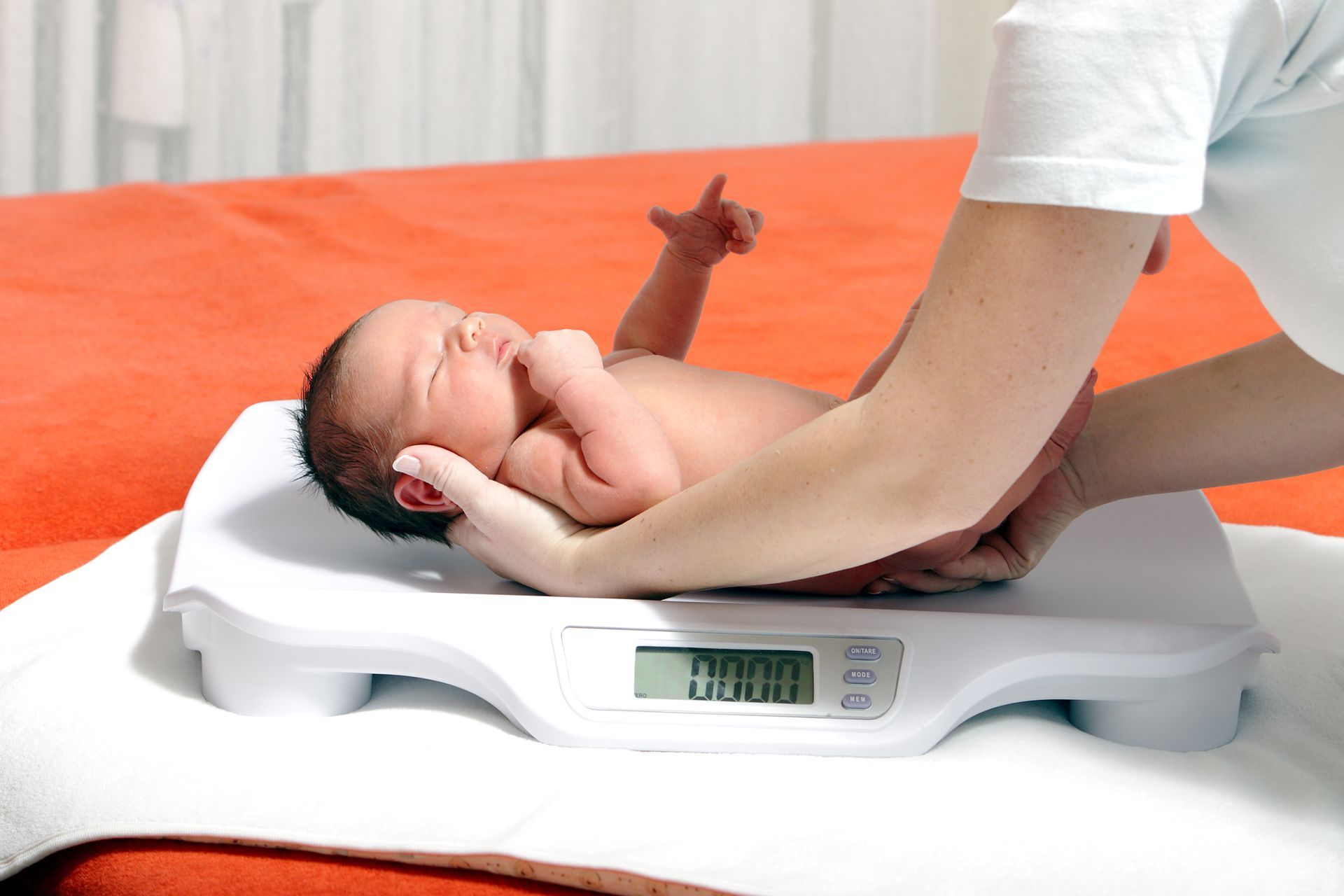 Pèse-bébé avec un bébé dessus